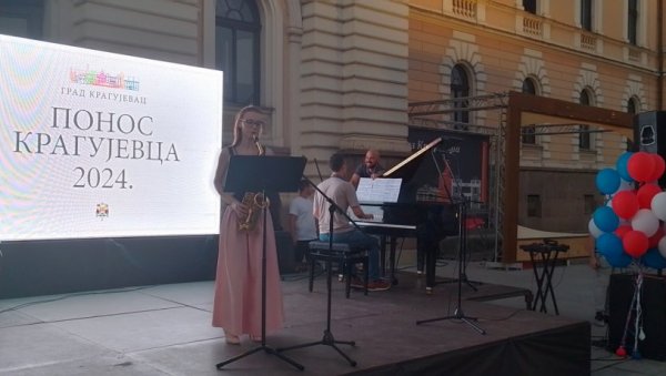 КРАГУЈЕВАЦ АФИРМИШЕ НАЈБОЉЕ УЧЕНИКЕ: Диплому Понос Крагујевца ове године добило је 354 ученика КРАГУЈЕВАЦ АФИРМИШЕ НАЈБОЉЕ УЧЕНИКЕ: Диплому Понос Крагујевца ове године добило је 354 ученика