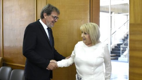 NA JEZIKU MANJINA ŠKOLUJE SE 38.000 UČENIKA: Afirmacija ljudskih i manjinskih prava u obrazovnom sistemu NA JEZIKU MANJINA ŠKOLUJE SE 38.000 UČENIKA: Afirmacija ljudskih i manjinskih prava u obrazovnom sistemu