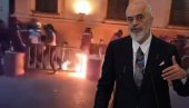ХАОС У ТИРАНИ: Молотовљеви коктели летели на Рамин кабинет, ево и зашто (ВИДЕО) ХАОС У ТИРАНИ: Молотовљеви коктели летели на Рамин кабинет, ево и зашто (ВИДЕО)