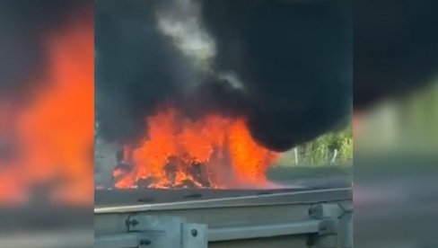 CRNI DUM KULJA U NEBO: Vatra progutala automobil na auto-putu ka Nišu (VIDEO) CRNI DUM KULJA U NEBO: Vatra progutala automobil na auto-putu ka Nišu (VIDEO)