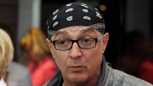 У ДРУШТВУ СУПРУГЕ И ЋЕРКЕ: Оливер Мандић у јавности после дужег времена У ДРУШТВУ СУПРУГЕ И ЋЕРКЕ: Оливер Мандић у јавности после дужег времена