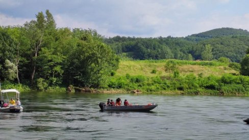 DRAMA U ĐEDOVOM VIRU: Pao sa surf daske pa se zaglavio ispod čamca DRAMA U ĐEDOVOM VIRU: Pao sa surf daske pa se zaglavio ispod čamca