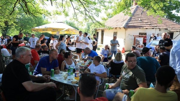 ОТВОРЕН СЕОСКИ ДОМ У ТРМБАСУ КОД КРАГУЈЕВЦА: Одржана и прва Гулашијада ОТВОРЕН СЕОСКИ ДОМ У ТРМБАСУ КОД КРАГУЈЕВЦА: Одржана и прва Гулашијада