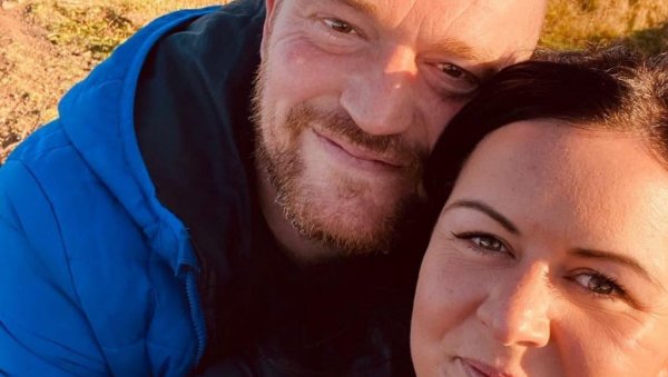 ЉУБАВ ЈАЧА ОД СВЕГА: Стивен је желео да га искључе са респиратора, али сада жели да живи захваљујући великом срцу младе учитељице ЉУБАВ ЈАЧА ОД СВЕГА: Стивен је желео да га искључе са респиратора, али сада жели да живи захваљујући великом срцу младе учитељице