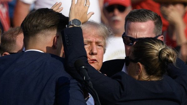 ТАЈНА СЛУЖБА ОТКРИЛА ДЕТАЉЕ АТЕНТАТА НА ТРАМПА: Нападач убио особу у публици, две тешко повређене ТАЈНА СЛУЖБА ОТКРИЛА ДЕТАЉЕ АТЕНТАТА НА ТРАМПА: Нападач убио особу у публици, две тешко повређене