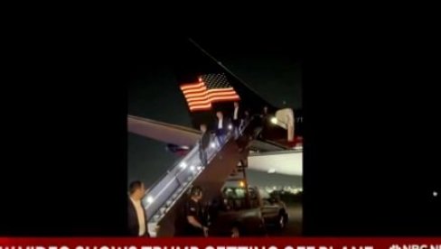 PRVI SNIMAK DONALDA TRAMPA NAKON ATENTATA: Sleteo u NJu DŽerzi, izašao iz aviona (VIDEO) PRVI SNIMAK DONALDA TRAMPA NAKON ATENTATA: Sleteo u NJu DŽerzi, izašao iz aviona (VIDEO)