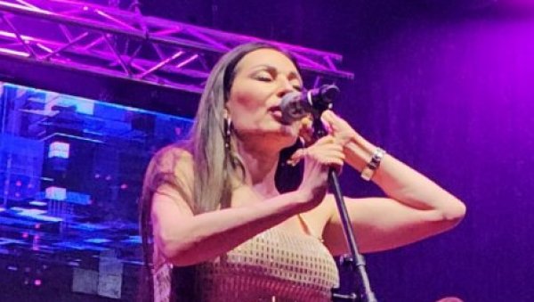 ЕМОТИВНО И ВЕСЕЛО: Цеца Ражнатовић концертом у Куршумлији направила спектакл какав Топлица не памти (ФОТО/ВИДЕО) ЕМОТИВНО И ВЕСЕЛО: Цеца Ражнатовић концертом у Куршумлији направила спектакл какав Топлица не памти (ФОТО/ВИДЕО)