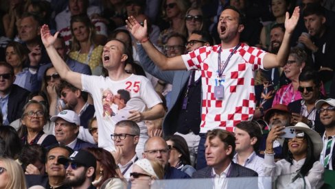 NESVAKIDAŠNJA SCENA NA VIMBLDONU: Navijač u dresu Hrvatske skandirao Đokoviću NESVAKIDAŠNJA SCENA NA VIMBLDONU: Navijač u dresu Hrvatske skandirao Đokoviću