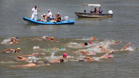 U SMEDEREVU PRVO PLIVANJE NA OTVORENIM VODAMA ZA TROFEJ SMEDEREVSKE TVRĐAVE: Na dunavskoj stazi dugoj 3,7 km nadmetaalo se 26 plivača U SMEDEREVU PRVO PLIVANJE NA OTVORENIM VODAMA ZA TROFEJ SMEDEREVSKE TVRĐAVE: Na dunavskoj stazi dugoj 3,7 km nadmetaalo se 26 plivača