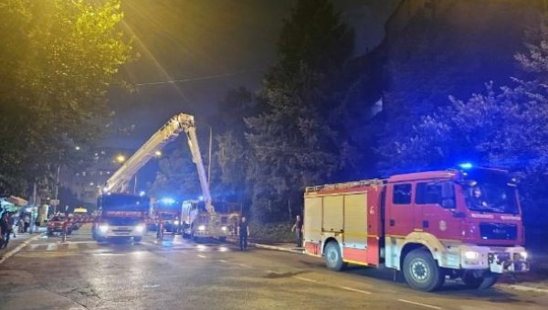 ЧУЛИ СМО ДА ЈЕ НЕШТО ПУКЛО... Комшије описале моменат када је одјекнула експлозија па избио пожар на Раковици (ФОТО/ВИДЕО) ЧУЛИ СМО ДА ЈЕ НЕШТО ПУКЛО... Комшије описале моменат када је одјекнула експлозија па избио пожар на Раковици (ФОТО/ВИДЕО)