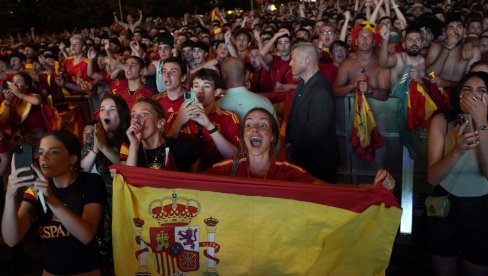 GORI MADRID! Karlos Alkaraz i fudbalska reprezentacija Španije zajedno na proslavi GORI MADRID! Karlos Alkaraz i fudbalska reprezentacija Španije zajedno na proslavi