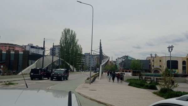 НАСРНУО НА ЊИХ И ГАЂАО ИХ: На главном мосту на Ибру у Косовској Митровици, Албанац напао српске новинаре НАСРНУО НА ЊИХ И ГАЂАО ИХ: На главном мосту на Ибру у Косовској Митровици, Албанац напао српске новинаре