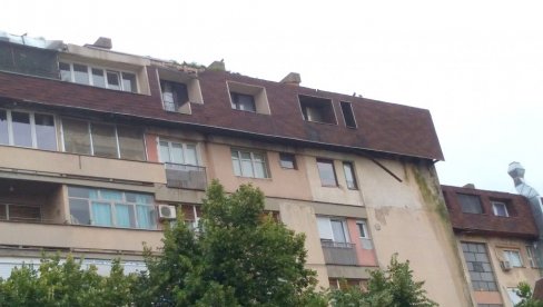 RIZIK ZA PROLAZNIKE: Sa zgrade otpadaju delovi oštećenog krova RIZIK ZA PROLAZNIKE: Sa zgrade otpadaju delovi oštećenog krova