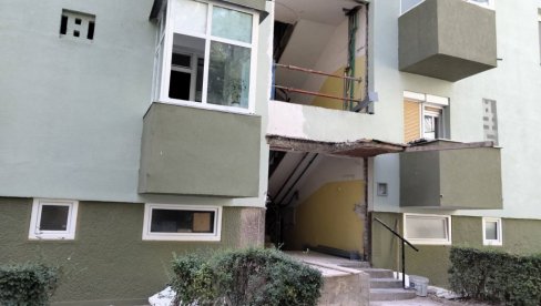 NOVOSTI NA LICU MESTA: Novi detalji tragedije u Novom Sadu - Ovo je zgrada gde je pitbul nasmrt izujedao vlasnika (FOTO/VIDEO) NOVOSTI NA LICU MESTA: Novi detalji tragedije u Novom Sadu - Ovo je zgrada gde je pitbul nasmrt izujedao vlasnika (FOTO/VIDEO)