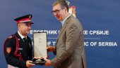 VUČIĆ ODLIKOVAO ŽANDARMA JEVREMOVIĆA: Naš zadatak je bezbedna i sigurna Srbija (VIDEO) VUČIĆ ODLIKOVAO ŽANDARMA JEVREMOVIĆA: Naš zadatak je bezbedna i sigurna Srbija (VIDEO)