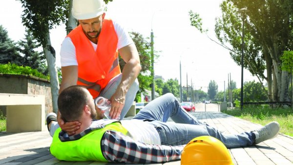 УПОЗОРЕЊЕ ЛЕКАРА: Чувајте се топлотног удара, ево како да се заштитите и шта да урадите ако некоме позли УПОЗОРЕЊЕ ЛЕКАРА: Чувајте се топлотног удара, ево како да се заштитите и шта да урадите ако некоме позли