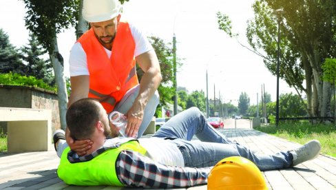 UPOZORENJE LEKARA: Čuvajte se toplotnog udara, evo kako da se zaštitite i šta da uradite ako nekome pozli UPOZORENJE LEKARA: Čuvajte se toplotnog udara, evo kako da se zaštitite i šta da uradite ako nekome pozli