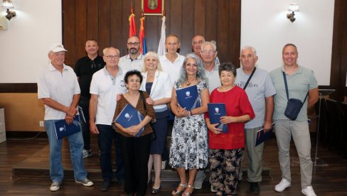 SARADNJA LOKALNE SAMOUPRAVE U SMEDEREVU SA MINISTRATSVOM ZAŠTITE ŽIVOTNE SREDINE Još 17 subvencija za zamenu kotlova SARADNJA LOKALNE SAMOUPRAVE U SMEDEREVU SA MINISTRATSVOM ZAŠTITE ŽIVOTNE SREDINE Još 17 subvencija za zamenu kotlova