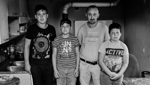 МАЈКА НАМ МНОГО НЕДОСТАЈЕ: Дечаке Ненада, Стефана и Драгана Ђурашиновић задесила тешка судбина МАЈКА НАМ МНОГО НЕДОСТАЈЕ: Дечаке Ненада, Стефана и Драгана Ђурашиновић задесила тешка судбина