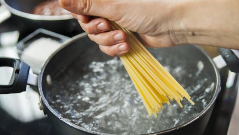 TRIK KOJI ČINI ČUDA: Kako da se testenina ne slepi TRIK KOJI ČINI ČUDA: Kako da se testenina ne slepi
