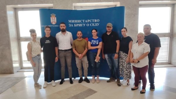 СКУЋИЛО СЕ ЈОШ ПЕТ СОМБОРСКИХ ПОРОДИЦА: Министарство за бригу о село додело средства за куповину кућа СКУЋИЛО СЕ ЈОШ ПЕТ СОМБОРСКИХ ПОРОДИЦА: Министарство за бригу о село додело средства за куповину кућа
