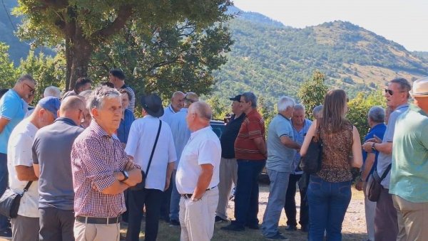 КУЧИ НЕ ПРАШТАЈУ ЖРТВЕ: Парастос страдалима од руке Мирка Петровића мна Орљеву КУЧИ НЕ ПРАШТАЈУ ЖРТВЕ: Парастос страдалима од руке Мирка Петровића мна Орљеву