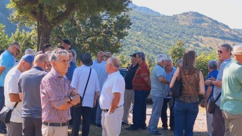 KUČI NE PRAŠTAJU ŽRTVE: Parastos stradalima od ruke Mirka Petrovića mna Orljevu KUČI NE PRAŠTAJU ŽRTVE: Parastos stradalima od ruke Mirka Petrovića mna Orljevu