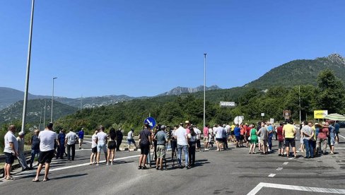 MORA NADOMAK MORA: Blokade saobraćaja u jeku turističke sezone, Crmničani negodovali ispred Sozine jer i dalje plaćaju prolaz kroz tunel MORA NADOMAK MORA: Blokade saobraćaja u jeku turističke sezone, Crmničani negodovali ispred Sozine jer i dalje plaćaju prolaz kroz tunel