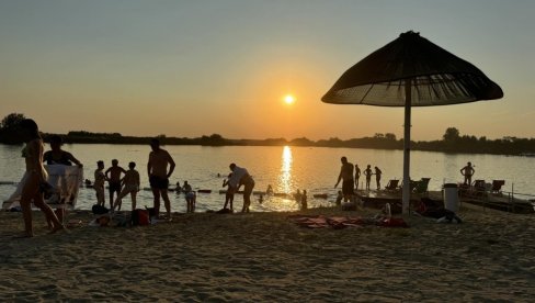 KUPANJE DO MRAKA: Zrenjaninci se rashlađuju na popularnoj plaži Peskara KUPANJE DO MRAKA: Zrenjaninci se rashlađuju na popularnoj plaži Peskara