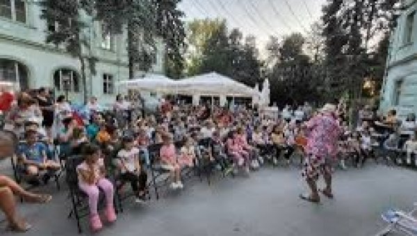 БАНАТСКА БАЈКА МЕЛЕМ ЗА ТРОПСКЕ ВРУЋИНЕ: Трајаће до 24. августа БАНАТСКА БАЈКА МЕЛЕМ ЗА ТРОПСКЕ ВРУЋИНЕ: Трајаће до 24. августа