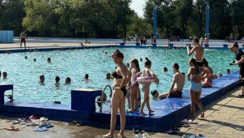 BAZEN JE SPAS: Zbog tropski dana zrenjaninci na kupanju BAZEN JE SPAS: Zbog tropski dana zrenjaninci na kupanju