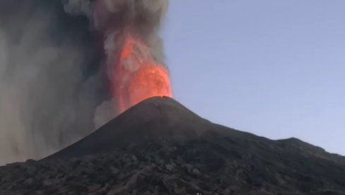 ERUPCIJA VULKANA IZAZVALA OPŠTI HAOS: Otkazani letovi, putnici ostali zarobljeni, uzbuna na sve strane (FOTO/VIDEO) ERUPCIJA VULKANA IZAZVALA OPŠTI HAOS: Otkazani letovi, putnici ostali zarobljeni, uzbuna na sve strane (FOTO/VIDEO)