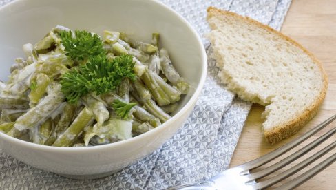 BORANIJA SALATA SA MAJONEZOM: Aromatičan i osvežavajući obrok za vrele dane BORANIJA SALATA SA MAJONEZOM: Aromatičan i osvežavajući obrok za vrele dane