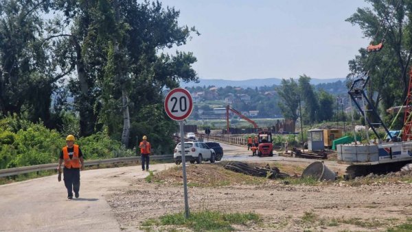 ПРВЕ СЛИКЕ СА МЕСТА НЕСРЕЋЕ У НОВОМ САДУ: За радником који је пао у Дунав трагају рониоци Жандармерије (ФОТО) ПРВЕ СЛИКЕ СА МЕСТА НЕСРЕЋЕ У НОВОМ САДУ: За радником који је пао у Дунав трагају рониоци Жандармерије (ФОТО)