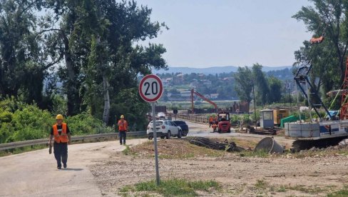 PRVE SLIKE SA MESTA NESREĆE U NOVOM SADU: Za radnikom koji je pao u Dunav tragaju ronioci Žandarmerije (FOTO) PRVE SLIKE SA MESTA NESREĆE U NOVOM SADU: Za radnikom koji je pao u Dunav tragaju ronioci Žandarmerije (FOTO)