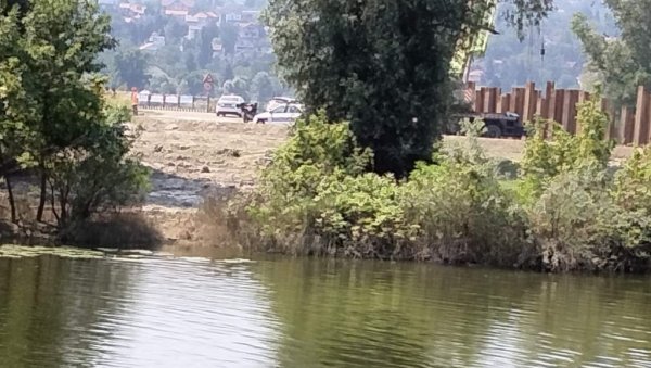ОВДЕ ЈЕ РАДНИК УПАО У ДУНАВ: Рониоци трагају за мушкарцем - снимак несреће на градилишту у Новом Саду (ВИДЕО) ОВДЕ ЈЕ РАДНИК УПАО У ДУНАВ: Рониоци трагају за мушкарцем - снимак несреће на градилишту у Новом Саду (ВИДЕО)