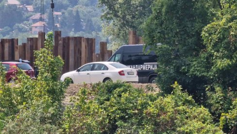 RONIOCI IZVADILI TELO RADNIKA: Na gradilištu novog mosta u Novom Sadu poginuo mladić (20) RONIOCI IZVADILI TELO RADNIKA: Na gradilištu novog mosta u Novom Sadu poginuo mladić (20)