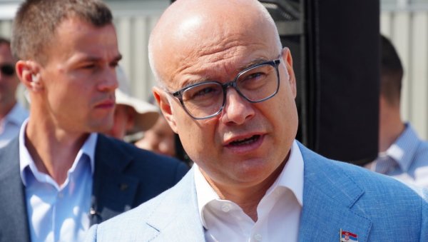 НУЛТА ТОЛЕРАНЦИЈА ЗА НАСИЛНИКЕ: Премијер Вучевић позвао надлежне државне органе да реагују на стравичне претње председнику (ФОТО) НУЛТА ТОЛЕРАНЦИЈА ЗА НАСИЛНИКЕ: Премијер Вучевић позвао надлежне државне органе да реагују на стравичне претње председнику (ФОТО)