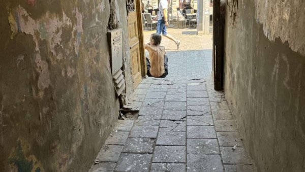 СЛИКА ИЗ ЗРЕЊАНИНА КОЈА ИЗАЗИВА ЕМОЦИЈЕ: Нејак сам, али не жалим се, само да врућина прође... СЛИКА ИЗ ЗРЕЊАНИНА КОЈА ИЗАЗИВА ЕМОЦИЈЕ: Нејак сам, али не жалим се, само да врућина прође...