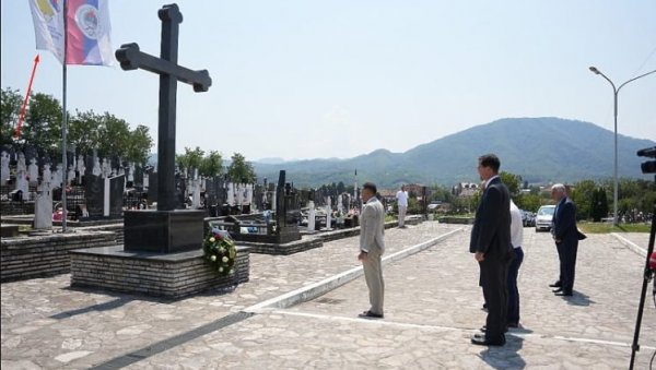 ЕВРОПСКА ДЕЛЕГАЦИЈА ЗАКАСНИЛА 25 ГОДИНА У БРАТУНАЦ: Оштра реаговања из Српске на потез представника ЕУ ЕВРОПСКА ДЕЛЕГАЦИЈА ЗАКАСНИЛА 25 ГОДИНА У БРАТУНАЦ: Оштра реаговања из Српске на потез представника ЕУ