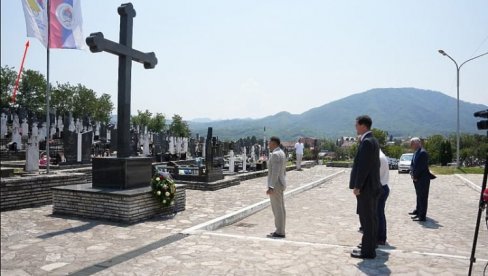 EVROPSKA DELEGACIJA ZAKASNILA 25 GODINA U BRATUNAC: Oštra reagovanja iz Srpske na potez predstavnika EU EVROPSKA DELEGACIJA ZAKASNILA 25 GODINA U BRATUNAC: Oštra reagovanja iz Srpske na potez predstavnika EU
