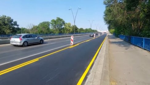 RADNICI BEOGRAD PUTA POSTAVLJAJU NOVI ASFALT U PROMETNOJ ŽUTOJ TRACI: Presvlači se Brankov most RADNICI BEOGRAD PUTA POSTAVLJAJU NOVI ASFALT U PROMETNOJ ŽUTOJ TRACI: Presvlači se Brankov most