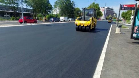 EKIPE BEOGRAD PUTA RADE NA DELU ZEMUNSKE ULICE I TOŠINOG BUNARA: Završni sloj, a plus 40 EKIPE BEOGRAD PUTA RADE NA DELU ZEMUNSKE ULICE I TOŠINOG BUNARA: Završni sloj, a plus 40