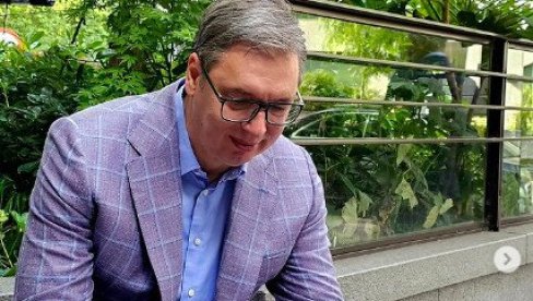 NAPRED SRBIJA! Vučić na telefonu u Londonu prati meč košarkaša protiv Amerike - Navažnije je da ih pobedimo na Olimpijadi NAPRED SRBIJA! Vučić na telefonu u Londonu prati meč košarkaša protiv Amerike - Navažnije je da ih pobedimo na Olimpijadi