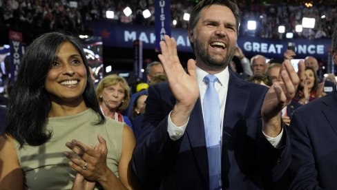 DRUGA DAMA USTALASALA GRENLAND: Premijer Egede ocenio da je poseta zvaničnika SAD ostrvu strano mešanje DRUGA DAMA USTALASALA GRENLAND: Premijer Egede ocenio da je poseta zvaničnika SAD ostrvu strano mešanje