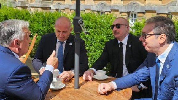 СА ПРИЈАТЕЉИМА ЈЕ УВЕК ЛАКШЕ Вучић објавио фотографију: Не бисмо нас тројица били ми, да не прекршимо макар неко правило (ФОТО) СА ПРИЈАТЕЉИМА ЈЕ УВЕК ЛАКШЕ Вучић објавио фотографију: Не бисмо нас тројица били ми, да не прекршимо макар неко правило (ФОТО)