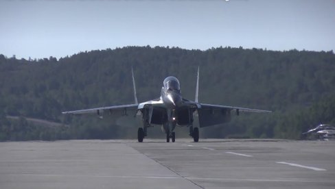 RUSKI TOP GAN: Piloti ruske severne flote izvode vežbe iznad Barencovog mora (VIDEO) RUSKI TOP GAN: Piloti ruske severne flote izvode vežbe iznad Barencovog mora (VIDEO)