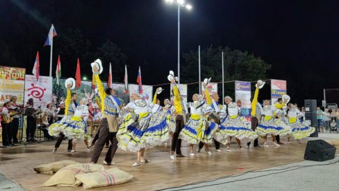 STUDENTSKI FESTIVAL FOLKLORA: Vladičin Han ugostio folklorne poslanike iz Slovačke i Kolumbije STUDENTSKI FESTIVAL FOLKLORA: Vladičin Han ugostio folklorne poslanike iz Slovačke i Kolumbije