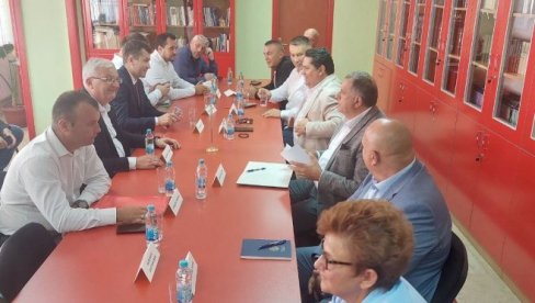 SRBI PODRŽALI VUČIĆA: Postignuto jedinstvo srpskih partija u Srebrenici SRBI PODRŽALI VUČIĆA: Postignuto jedinstvo srpskih partija u Srebrenici