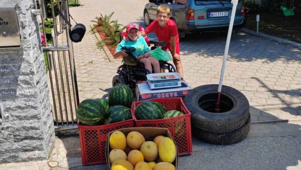 МАЛИШАН ЗА КОГА НЕ ПОСТОЈЕ БАРИЈЕРЕ: Продаје лубенице да може да гледа Црвену звезду МАЛИШАН ЗА КОГА НЕ ПОСТОЈЕ БАРИЈЕРЕ: Продаје лубенице да може да гледа Црвену звезду